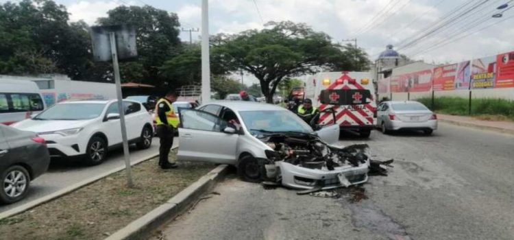 Tráiler se impacta contra un automóvil en el periférico de Villahermosa