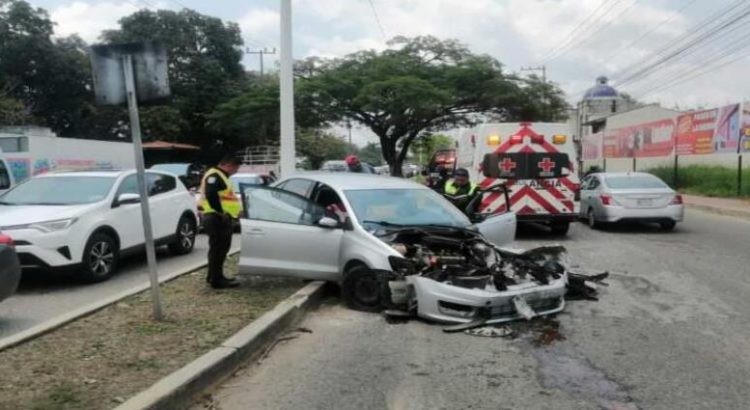 Tráiler se impacta contra un automóvil en el periférico de Villahermosa
