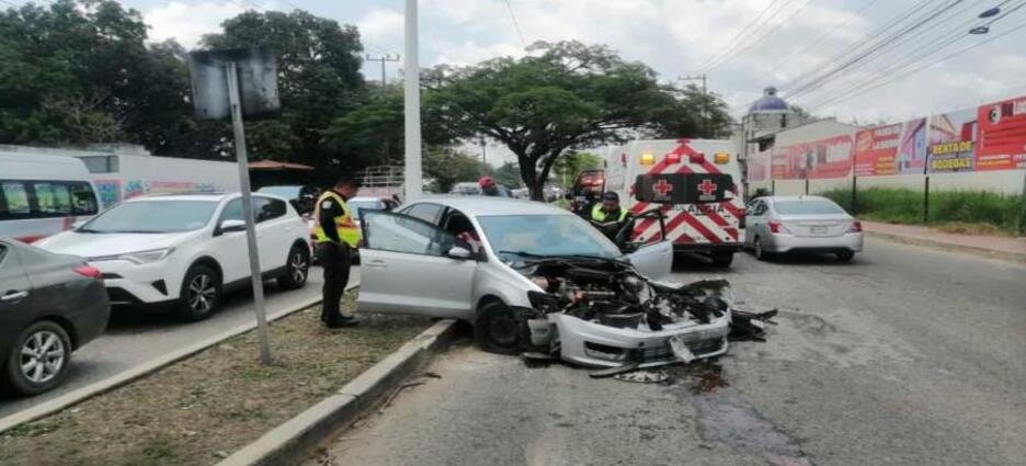 Tráiler se impacta contra un automóvil en el periférico de Villahermosa
