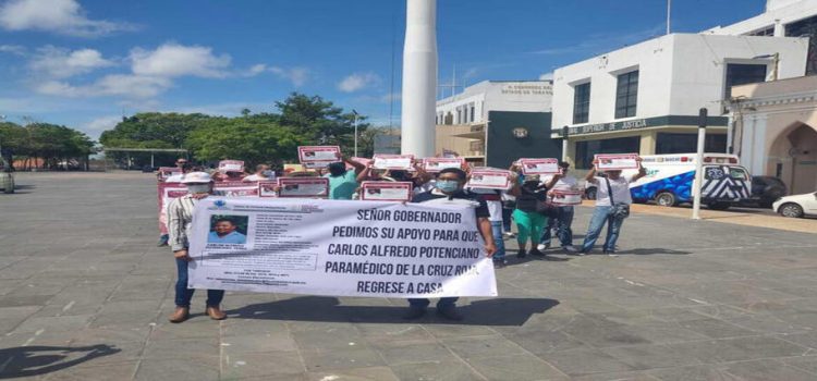 Protestan familiares de paramédico desaparecido