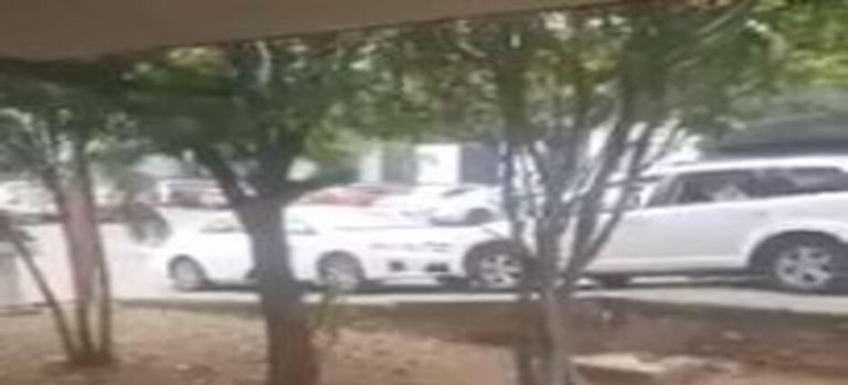 Conductora es exhibida por impactar intencionalmente a otro vehículo