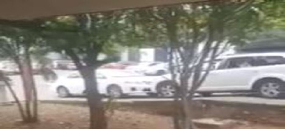 Conductora es exhibida por impactar intencionalmente a otro vehículo