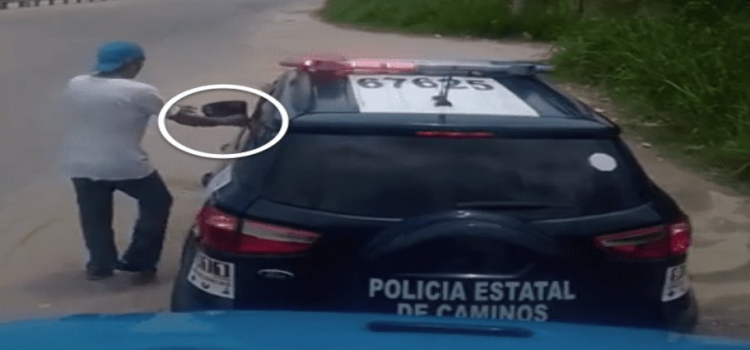 Agentes de la PEC recibiendo “mordida” en Villahermosa