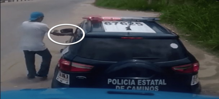Agentes de tránsito recibiendo "mordida" en Villahermosa