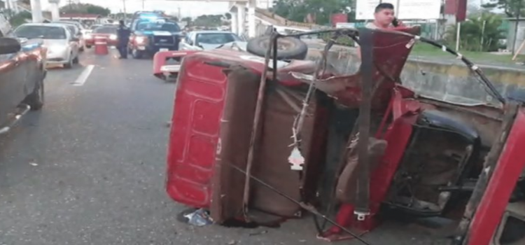 Accidente entre un pochimóvil y automóvil en la Teapa-Villahermosa