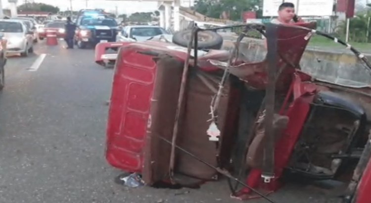Accidente entre un pochimóvil y automóvil en la Teapa-Villahermosa