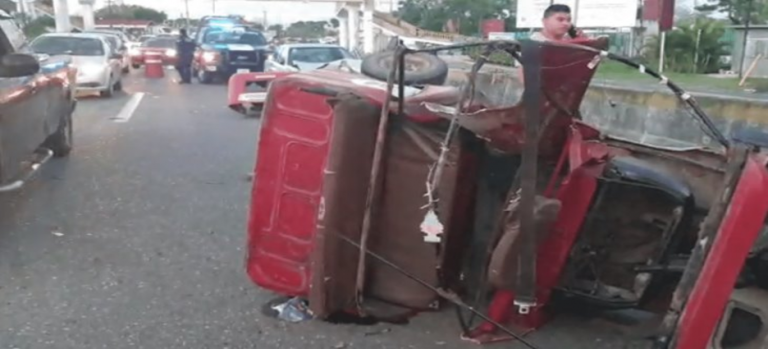 Accidente entre un pochimóvil y automóvil en la Teapa-Villahermosa