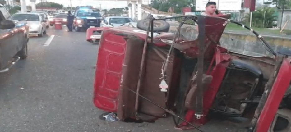 Accidente entre un pochimóvil y automóvil en la Teapa-Villahermosa