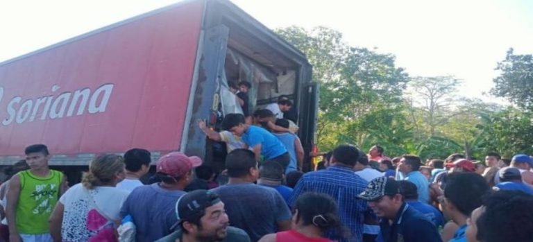 Un tráiler termina volcado en la Villahermosa-Frontera