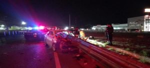 Automóvil se impacta contra muro de contención