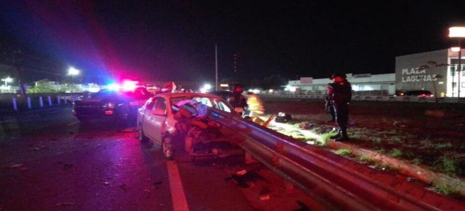 Automóvil se impacta contra muro de contención