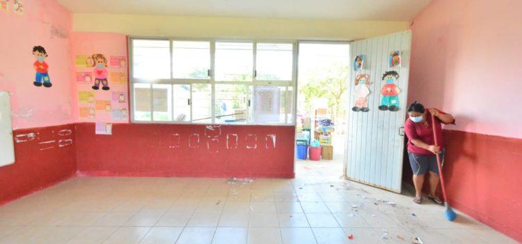 Continúan acciones de limpieza en escuelas de Tabasco