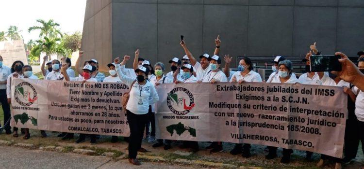 Protestan jubilados por falta de pago de prestaciones
