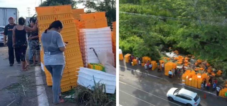 Roban cientos de charolas de tráiler accidentado en Tabasco