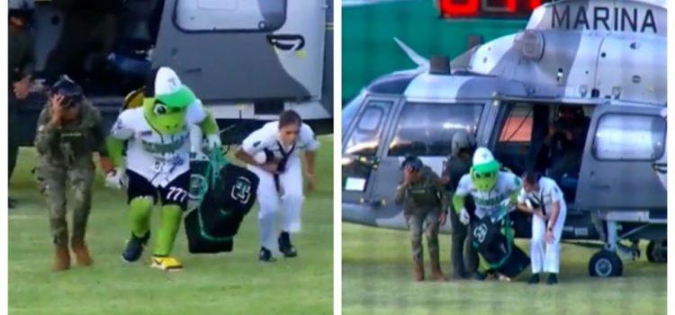 Usan helicóptero de la Marina para trasladar a “Pochi”, mascota del equipo de beisbol Olmecas de Tabasco