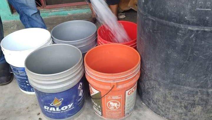 Habitantes de la colonia Carlos A. Madrazo sufren escasez de agua en Centro