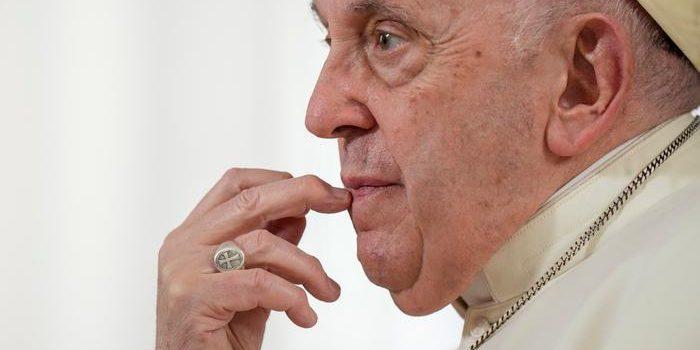 Llama el Papa a no criminalizar a los homosexuales