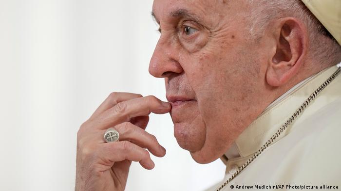 Llama el Papa a no criminalizar a los homosexuales