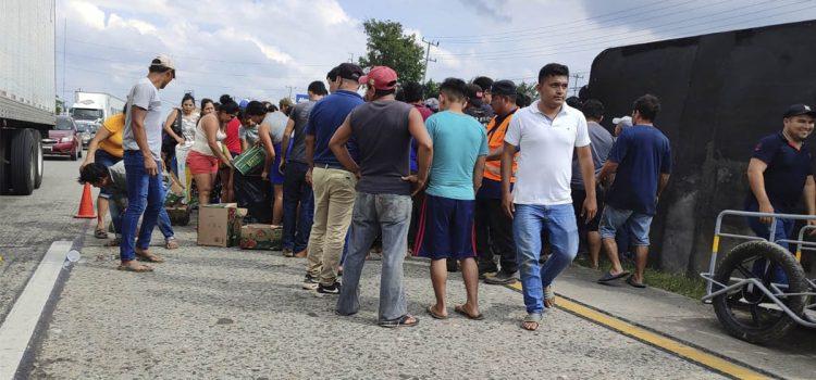 Rapiña en un trailer volcado en carretera de Tabasco