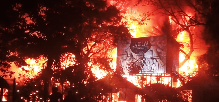 Se incendia restaurante en el periférico de Villahermosa