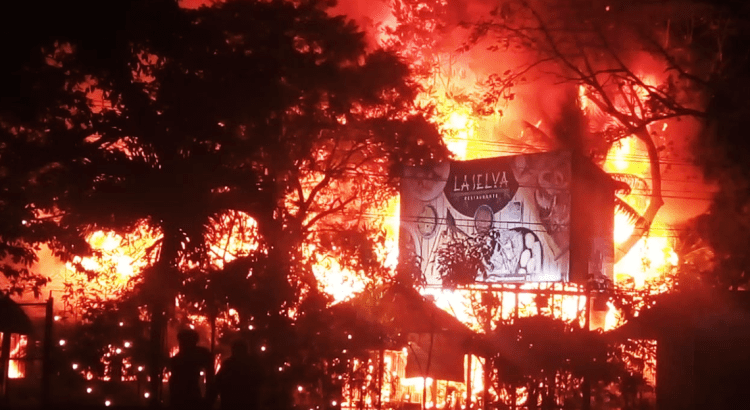 Se incendia restaurante en el periférico de Villahermosa