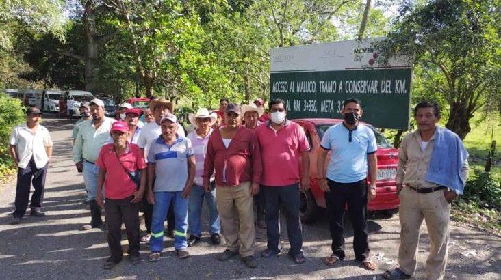 Habitantes bloquean acceso a campos petroleros en Acachapan y Colmena