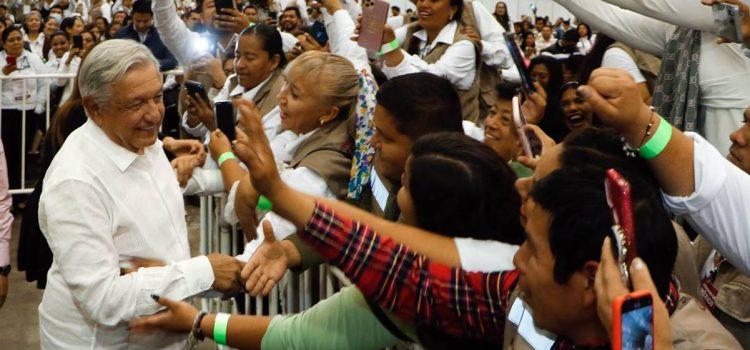 López Obrador se reune con miles de servidores Públicos en Tabasco