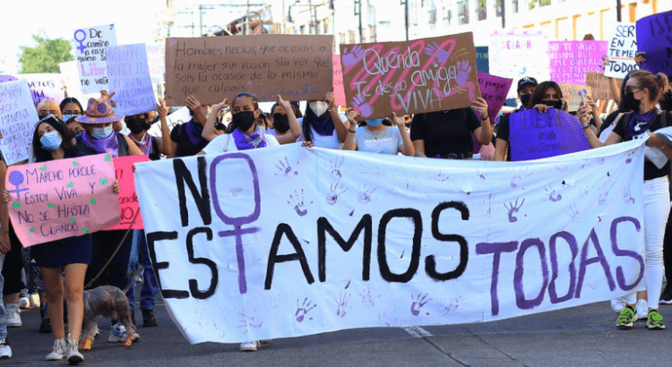 Al rededor de 200 personas marcharon durante 8M a Plaza de Armas en Villahermosa