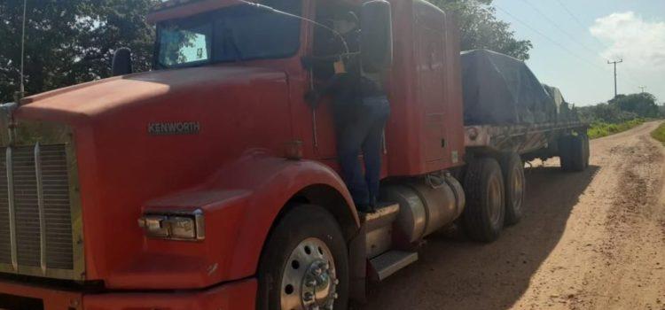 Aseguran tractocamión con madera ilegal en Tenosique