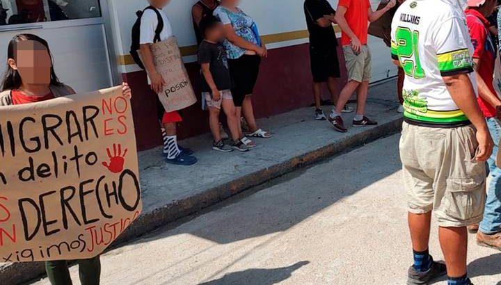 Manifestantes de Tabasco exigen cierre de estaciones del INM en México