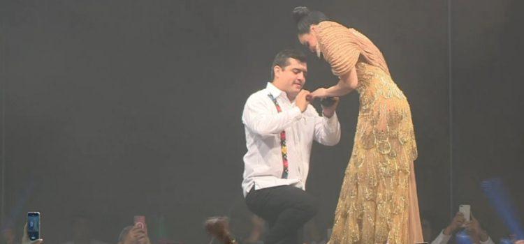 Recibe Valeria Chablé Matus su anillo de compromiso en plena pasarela