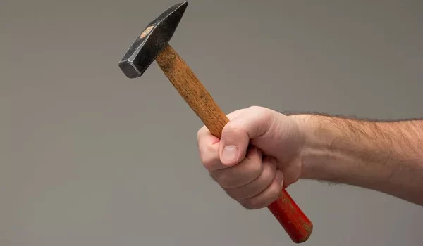 Alumno agrede con martillo a su profesor por reprobarlo en Tabasco