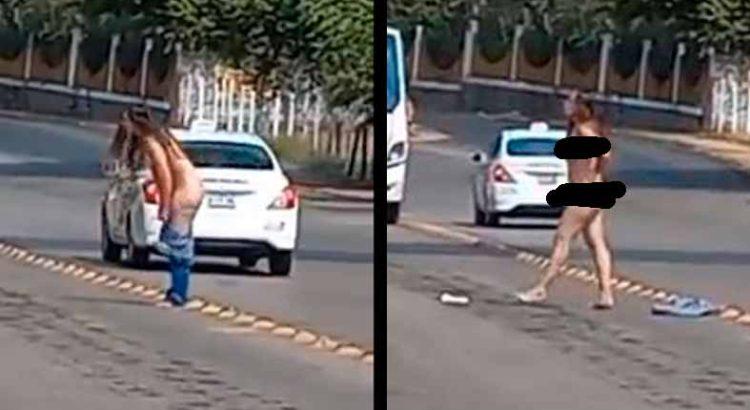 Protesta profesora desnuda en las oficinas de educación en Tabasco