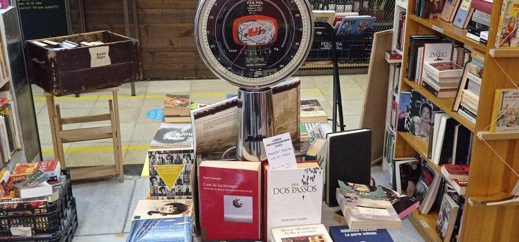 Vende tienda los libros según lo que pesen