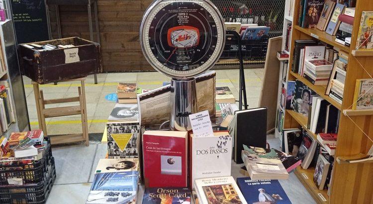 Vende tienda los libros según lo que pesen