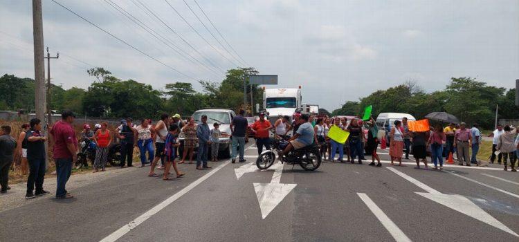 Debido a más apagones, bloquean carretera Cárdenas-Coatzacoalcos