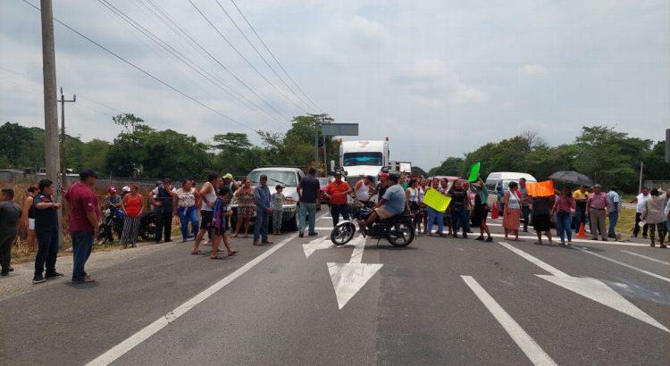 Debido a más apagones, bloquean carretera Cárdenas-Coatzacoalcos