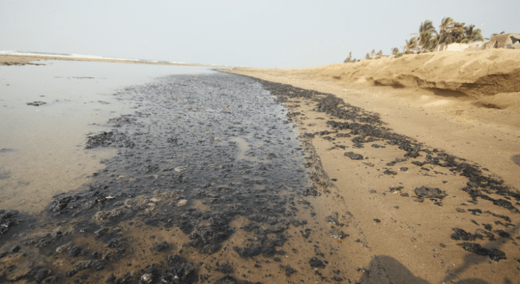 Las manchas de aceite crudo en Tabasco podría venir de un derrame sin detectar: Greenpeace