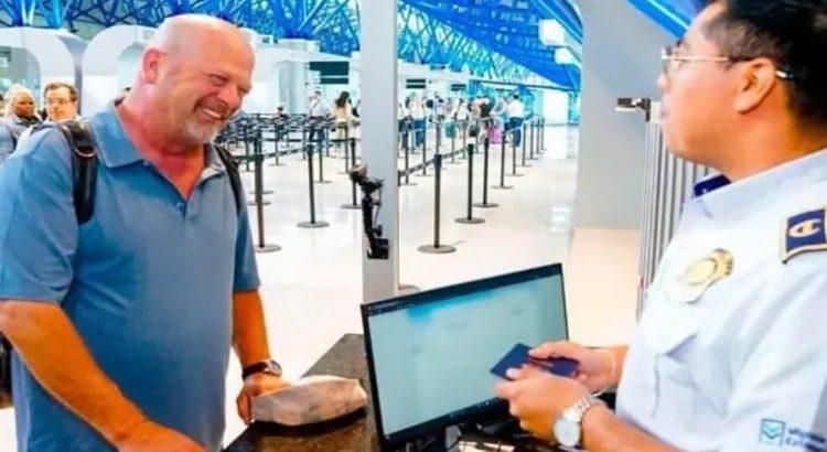 No sé Rick, tu pasaporte parece falso