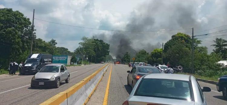 Reportan vehículos incendiados, además de un enfrentamiento armado en Tabasco