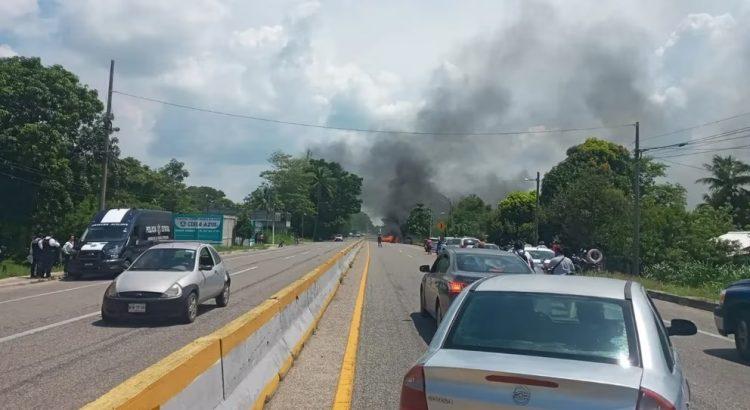 Reportan vehículos incendiados, además de un enfrentamiento armado en Tabasco