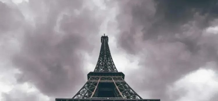 Escaló la Torre Eiffel y bajó desde la cima en paracaídas