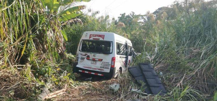 Accidente de combi deja cinco heridos en la Villahermosa-Frontera