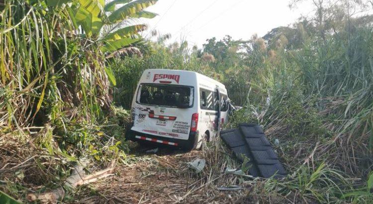 Accidente de combi deja cinco heridos en la Villahermosa-Frontera