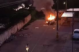 Incendian camioneta en los condominios de Pemex en Macuspana