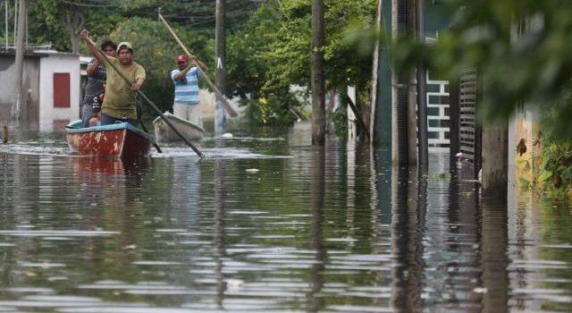Fuertes lluvias en Tabasco dejan más de 900 familias damnificadas