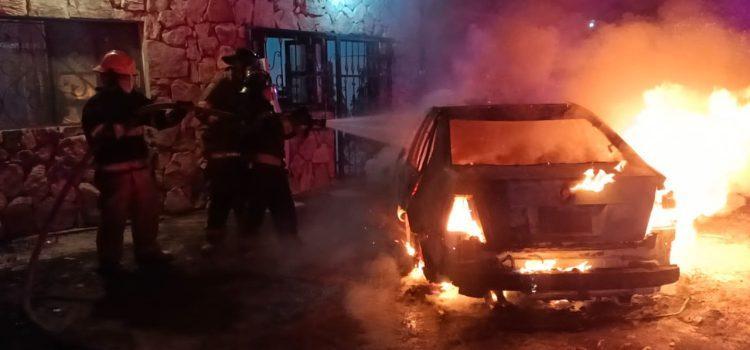 Vehículo arde en llamas en Tamulte; vecinos salvan a dos mujeres