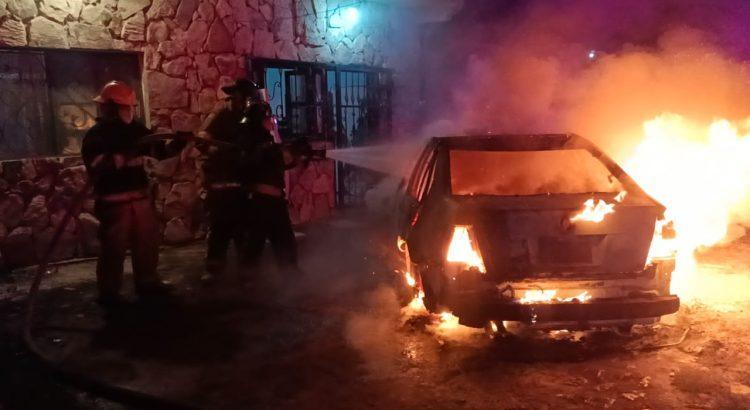Vehículo arde en llamas en Tamulte; vecinos salvan a dos mujeres