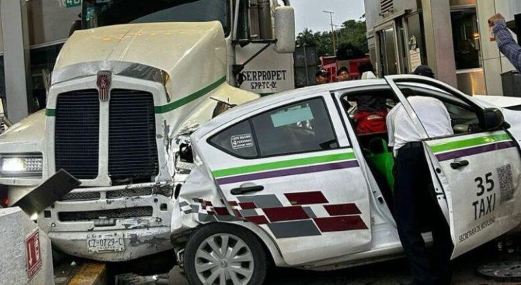 Chocan tráiler y taxi en la caseta Villahermosa-Macuspana