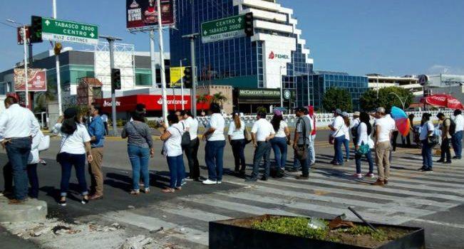 Trabajadores del COBATAB cerraron calles del centro de Villahermosa